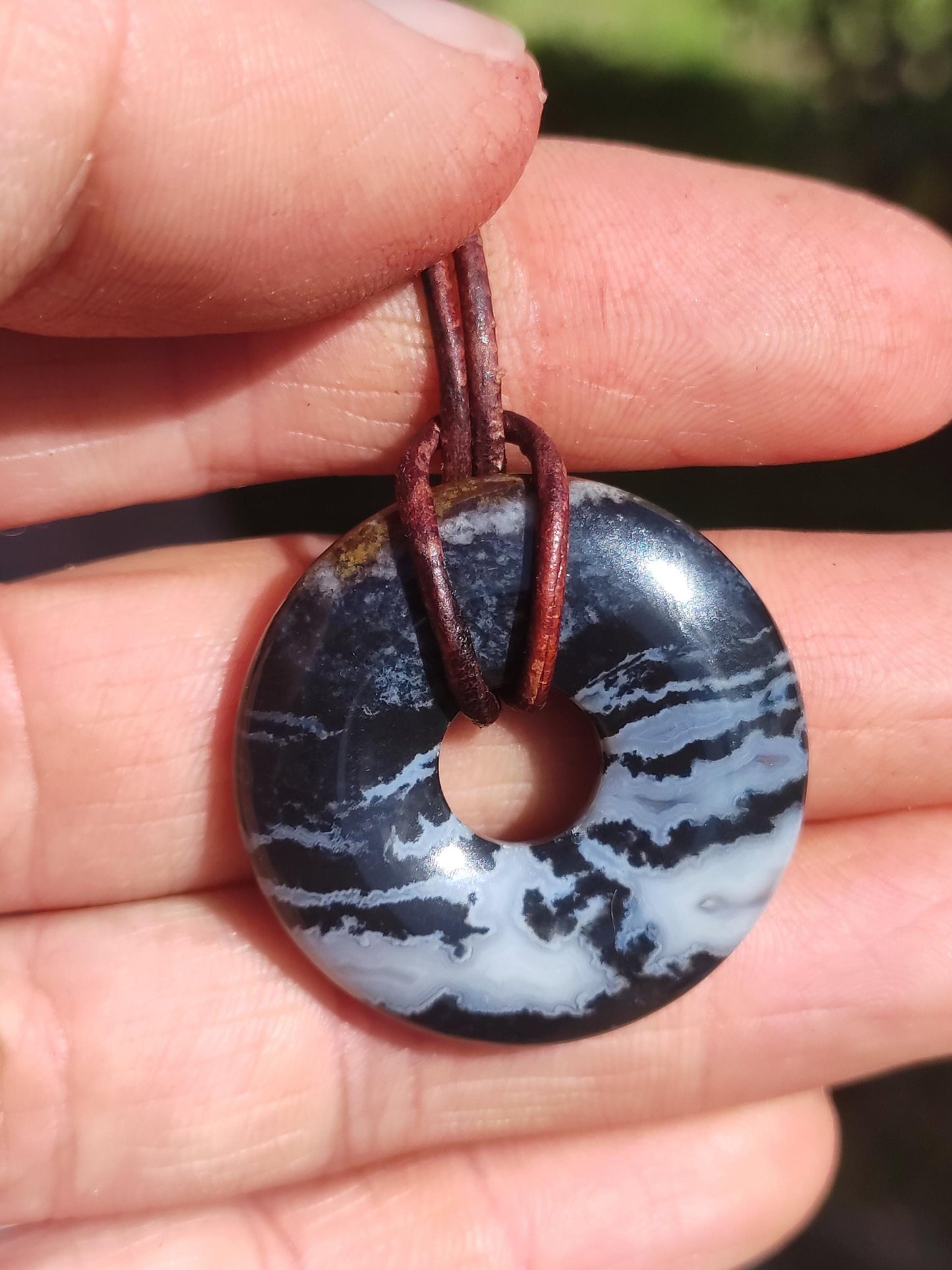 Collier donut en agate noire 30 mm - pierre précieuse homme femme père mère fille ami pierre de guérison bijoux porte-bonheur hippie nature rareté cadeau
