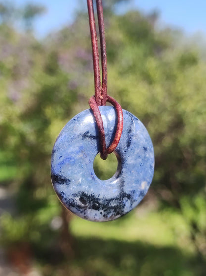 Dumortiérite A 30mm - collier donut pierre précieuse bleu homme femme père mère ami pierre de guérison chance bijoux hippie nature rareté cadeau unique