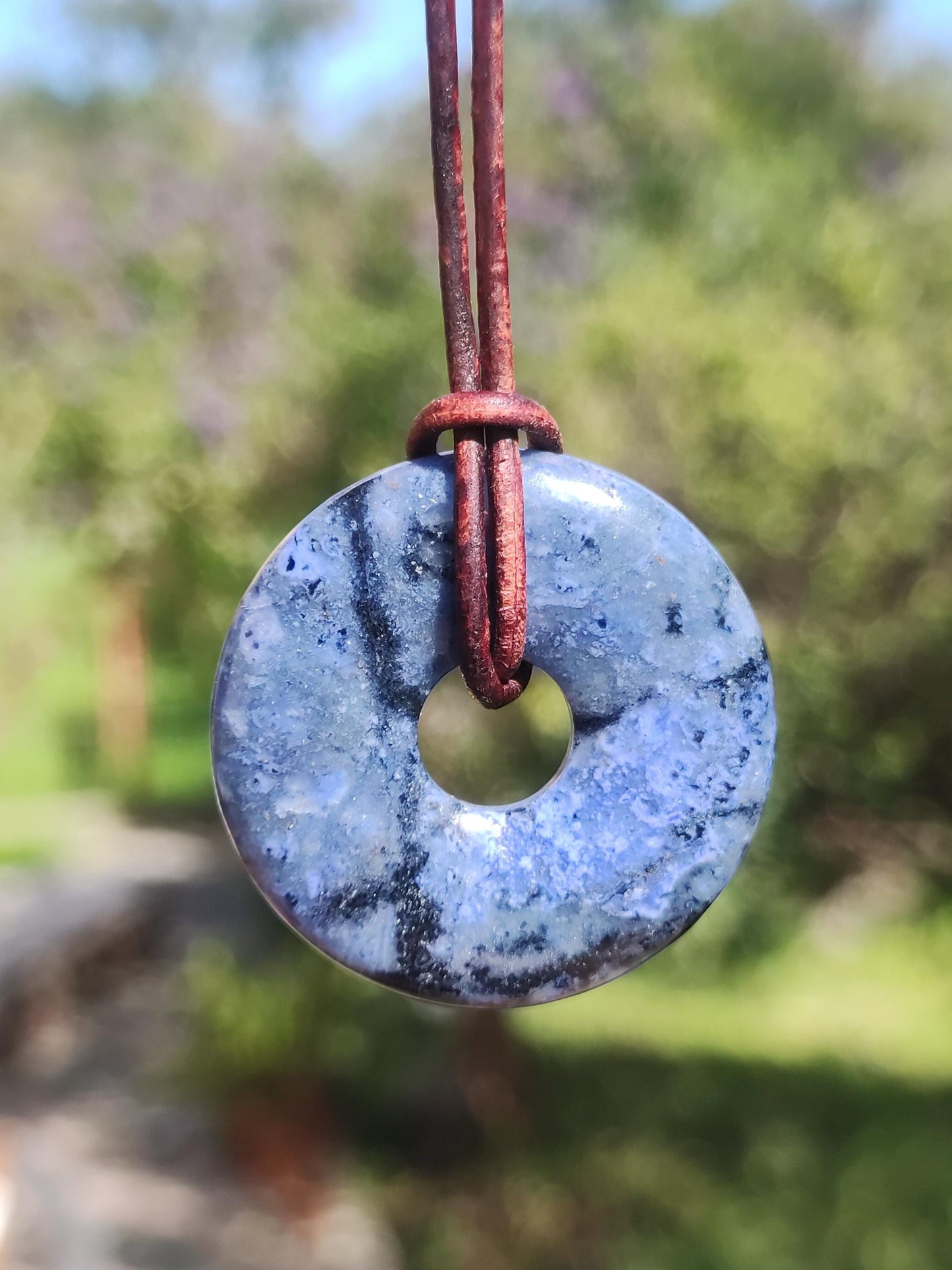 Dumortiérite A 30mm - collier donut pierre précieuse bleu homme femme père mère ami pierre de guérison chance bijoux hippie nature rareté cadeau unique