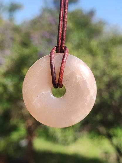 Pierre de Lune A rouge - Collier de pierres précieuses Donut HIPPIE GOA Boho Ethnique Naturel Donut Protection Symbole Guérison Pierre Collecteur Unique Homme Femme He She Cadeau