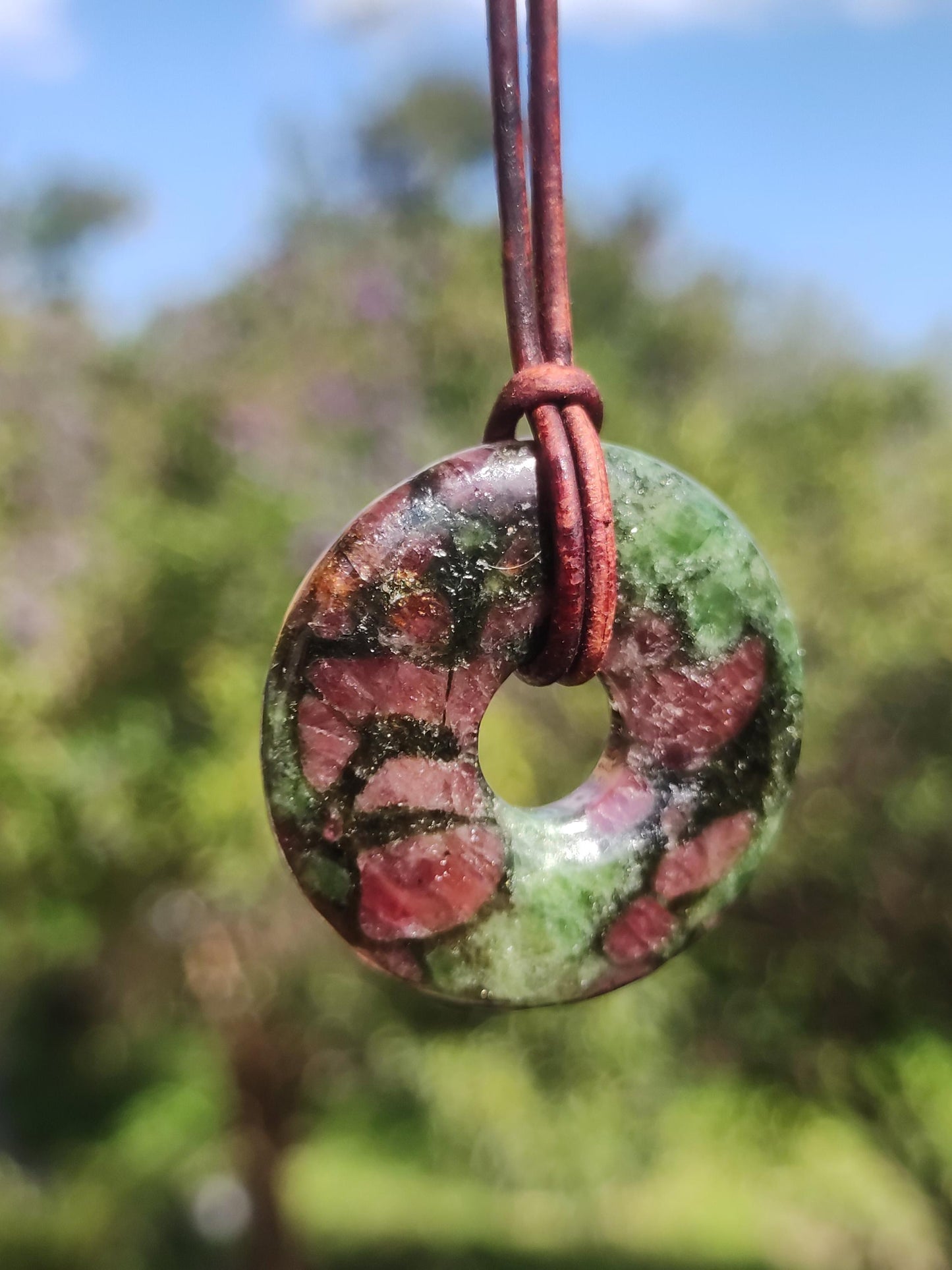 Grenat Pyroxénite 30mm Donut Collier De Pierres Précieuses Rareté Rare Symbole De Protection Pierre De Guérison Cristal HIPPIE Boho Tibet Ethnique Homme Femme Cadeau Lui Elle