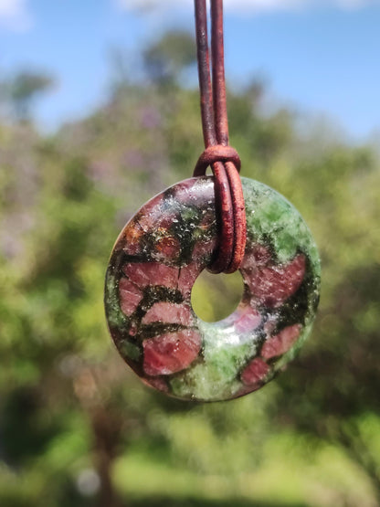 Grenat Pyroxénite 30mm Donut Collier De Pierres Précieuses Rareté Rare Symbole De Protection Pierre De Guérison Cristal HIPPIE Boho Tibet Ethnique Homme Femme Cadeau Lui Elle