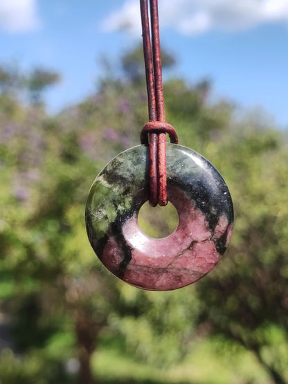 Grenat Pyroxénite 30mm Donut Collier De Pierres Précieuses Rareté Rare Symbole De Protection Pierre De Guérison Cristal HIPPIE Boho Tibet Ethnique Homme Femme Cadeau Lui Elle