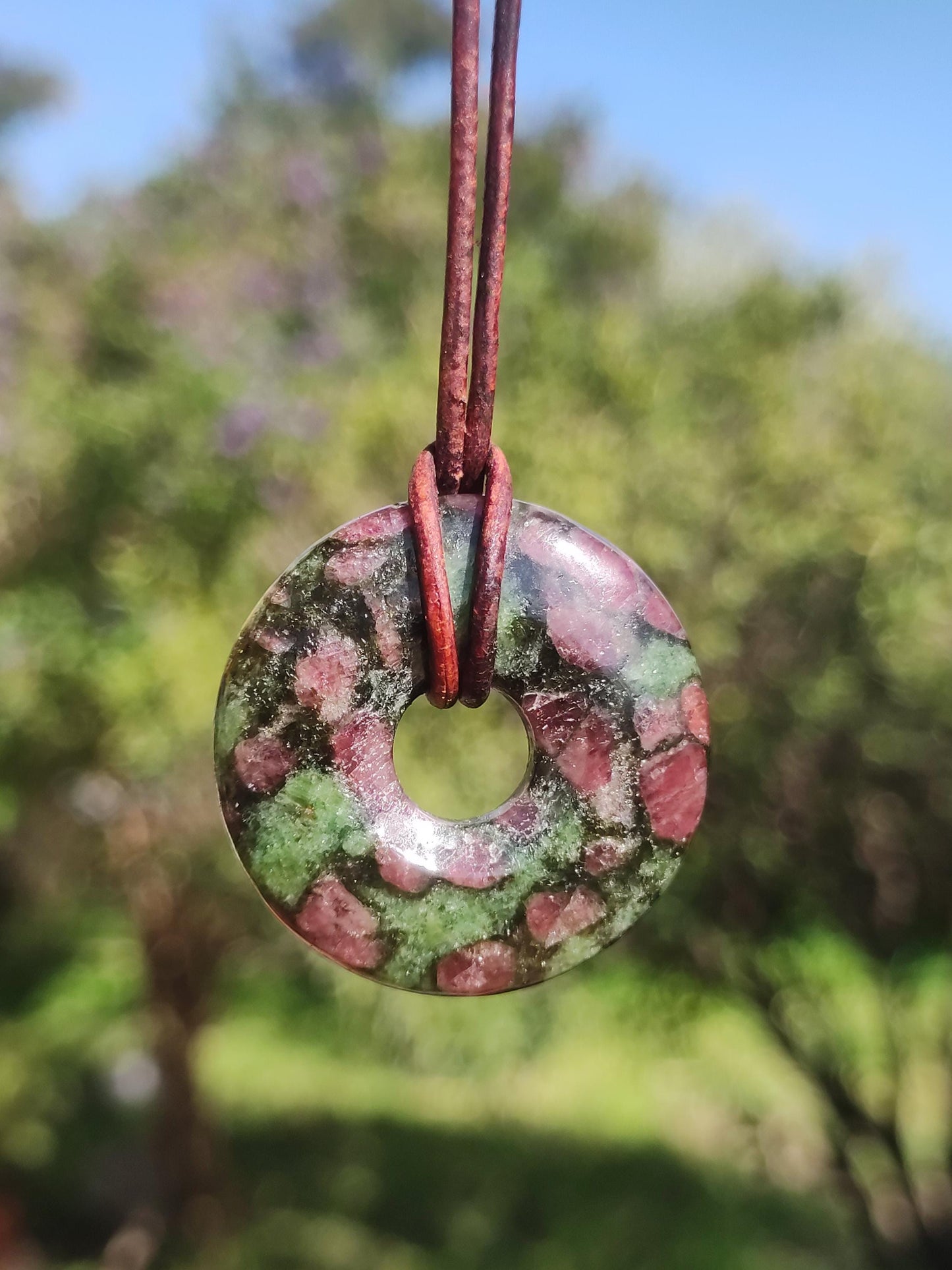 Grenat Pyroxénite 30mm Donut Collier De Pierres Précieuses Rareté Rare Symbole De Protection Pierre De Guérison Cristal HIPPIE Boho Tibet Ethnique Homme Femme Cadeau Lui Elle
