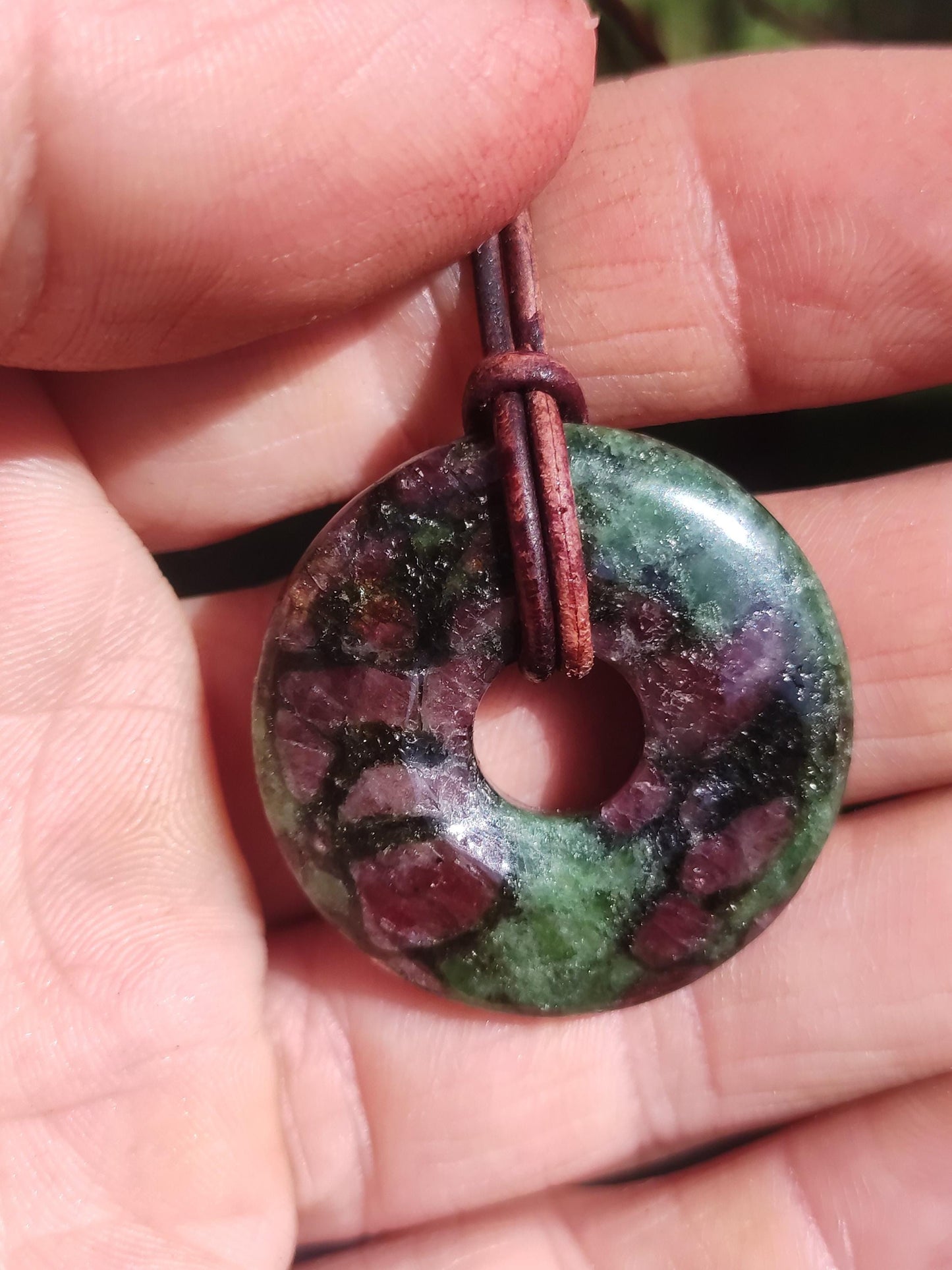 Grenat Pyroxénite 30mm Donut Collier De Pierres Précieuses Rareté Rare Symbole De Protection Pierre De Guérison Cristal HIPPIE Boho Tibet Ethnique Homme Femme Cadeau Lui Elle