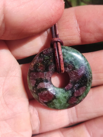 Grenat Pyroxénite 30mm Donut Collier De Pierres Précieuses Rareté Rare Symbole De Protection Pierre De Guérison Cristal HIPPIE Boho Tibet Ethnique Homme Femme Cadeau Lui Elle