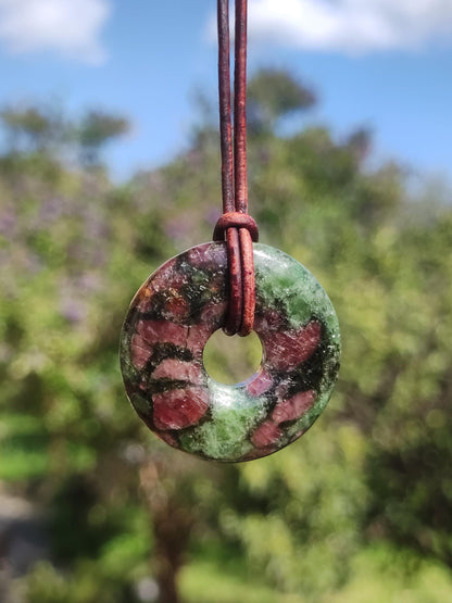 Grenat Pyroxénite 30mm Donut Collier De Pierres Précieuses Rareté Rare Symbole De Protection Pierre De Guérison Cristal HIPPIE Boho Tibet Ethnique Homme Femme Cadeau Lui Elle