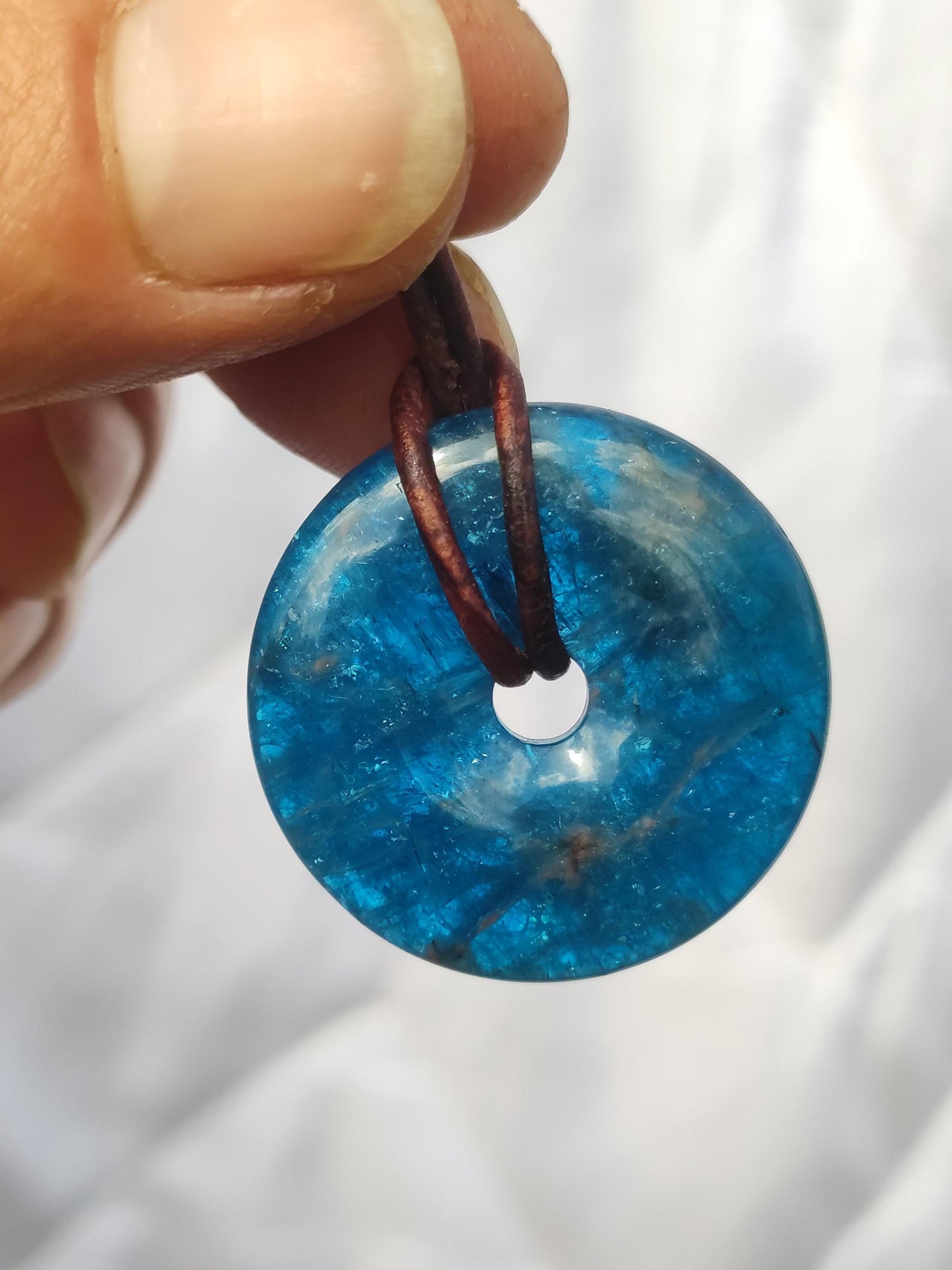 Apatite AAA ~ Donut 30mm ~ Collier de pierres précieuses bleues Rareté naturelle Symbole de protection Pierre de guérison Cristal HIPPIE Boho Ethnique Homme Femme Cadeau Lui Elle