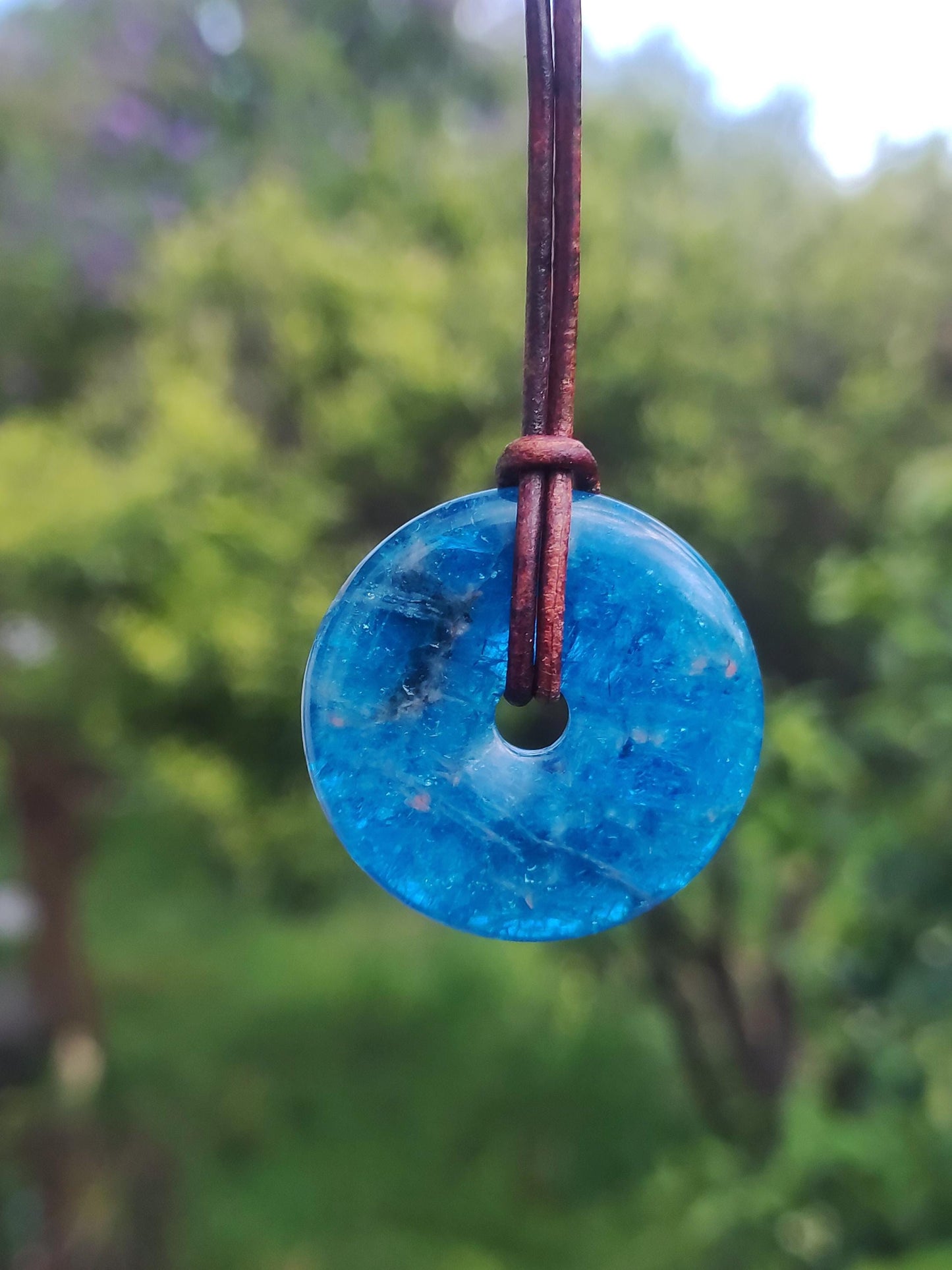 Apatite AAA ~ Donut 30mm ~ Collier de pierres précieuses bleues Rareté naturelle Symbole de protection Pierre de guérison Cristal HIPPIE Boho Ethnique Homme Femme Cadeau Lui Elle