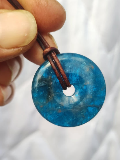 Apatite AAA ~ Donut 30mm ~ Collier de pierres précieuses bleues Rareté naturelle Symbole de protection Pierre de guérison Cristal HIPPIE Boho Ethnique Homme Femme Cadeau Lui Elle