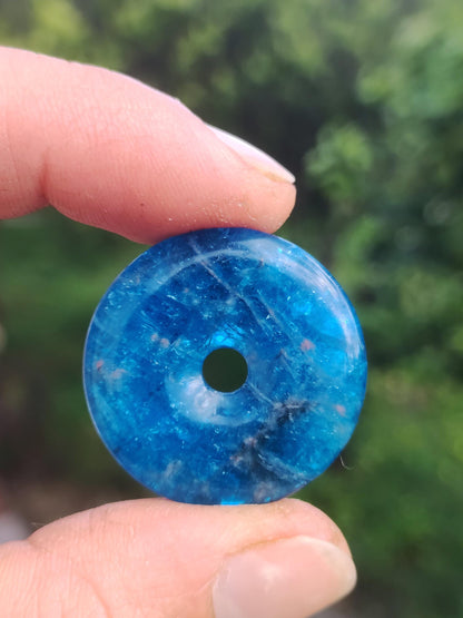 Apatite AAA ~ Donut 30mm ~ Collier de pierres précieuses bleues Rareté naturelle Symbole de protection Pierre de guérison Cristal HIPPIE Boho Ethnique Homme Femme Cadeau Lui Elle