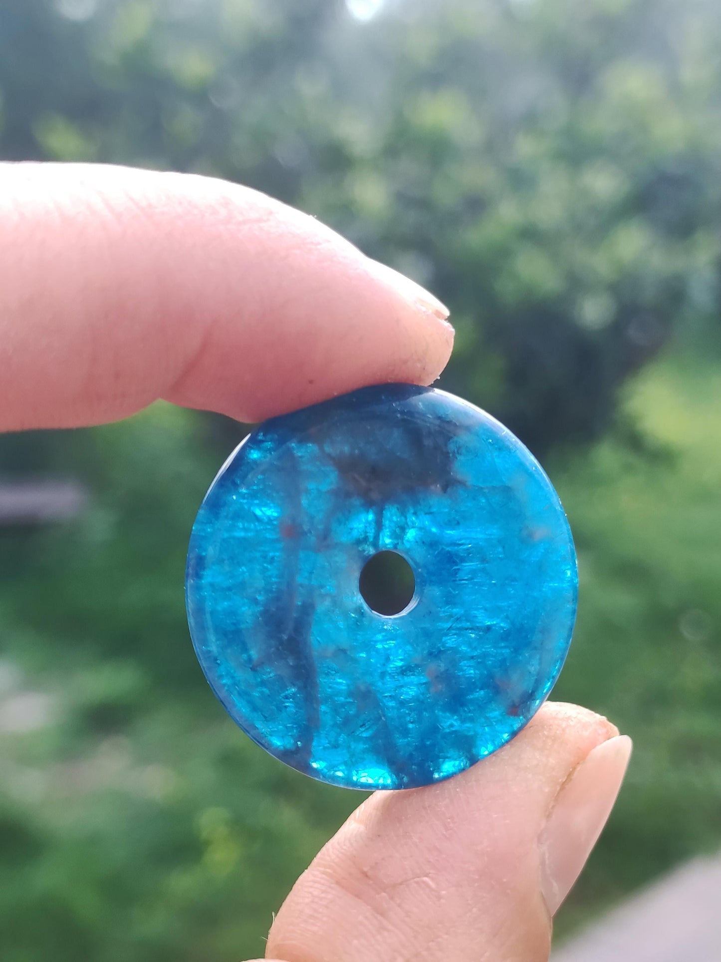 Apatite AAA ~ Donut 30mm ~ Collier de pierres précieuses bleues Rareté naturelle Symbole de protection Pierre de guérison Cristal HIPPIE Boho Ethnique Homme Femme Cadeau Lui Elle