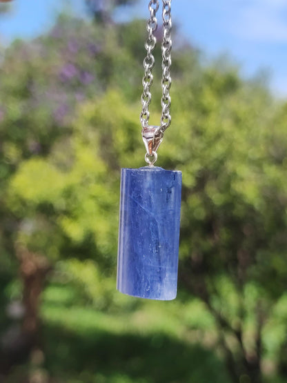 Cyanite / Disthene A Collier de pierres précieuses en argent 925 Pierre de guérison naturelle Cristal Bleu Rareté Pendentif Homme Femme He She Cadeau Magnifiquement élégant