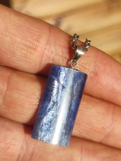 Cyanite / Disthene A Collier de pierres précieuses en argent 925 Pierre de guérison naturelle Cristal Bleu Rareté Pendentif Homme Femme He She Cadeau Magnifiquement élégant