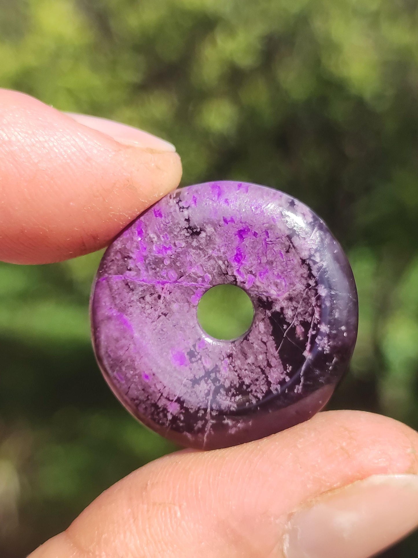 Sugilith Schutz Donut Edelstein Kristall Heilstein Rarität Selten Sammler Sugilit lila Anhänger rund Geschenk Mann Frau Er Sie Freund violet