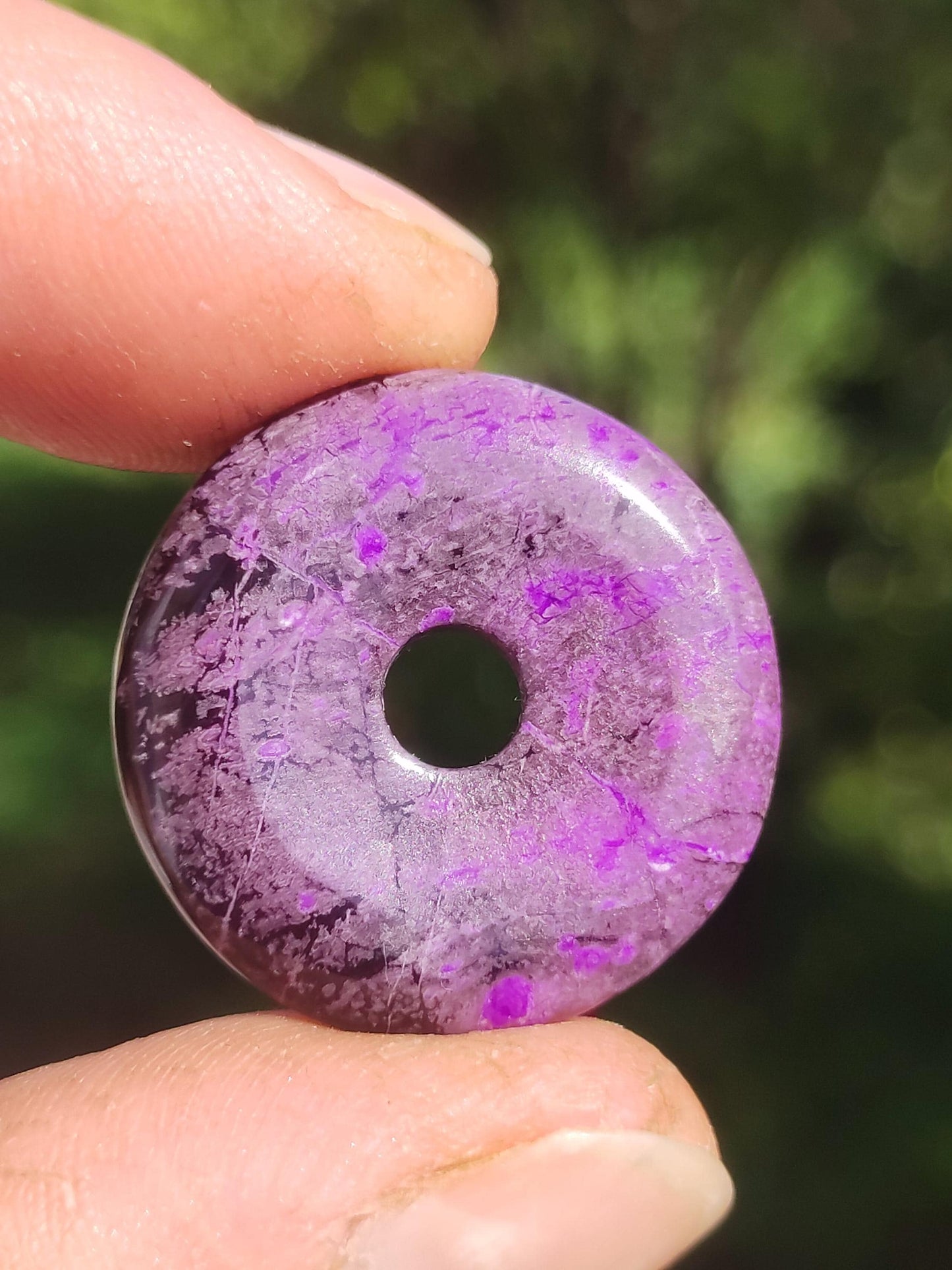 Sugilith Schutz Donut Edelstein Kristall Heilstein Rarität Selten Sammler Sugilit lila Anhänger rund Geschenk Mann Frau Er Sie Freund violet