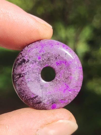 Sugilith Schutz Donut Edelstein Kristall Heilstein Rarität Selten Sammler Sugilit lila Anhänger rund Geschenk Mann Frau Er Sie Freund violet