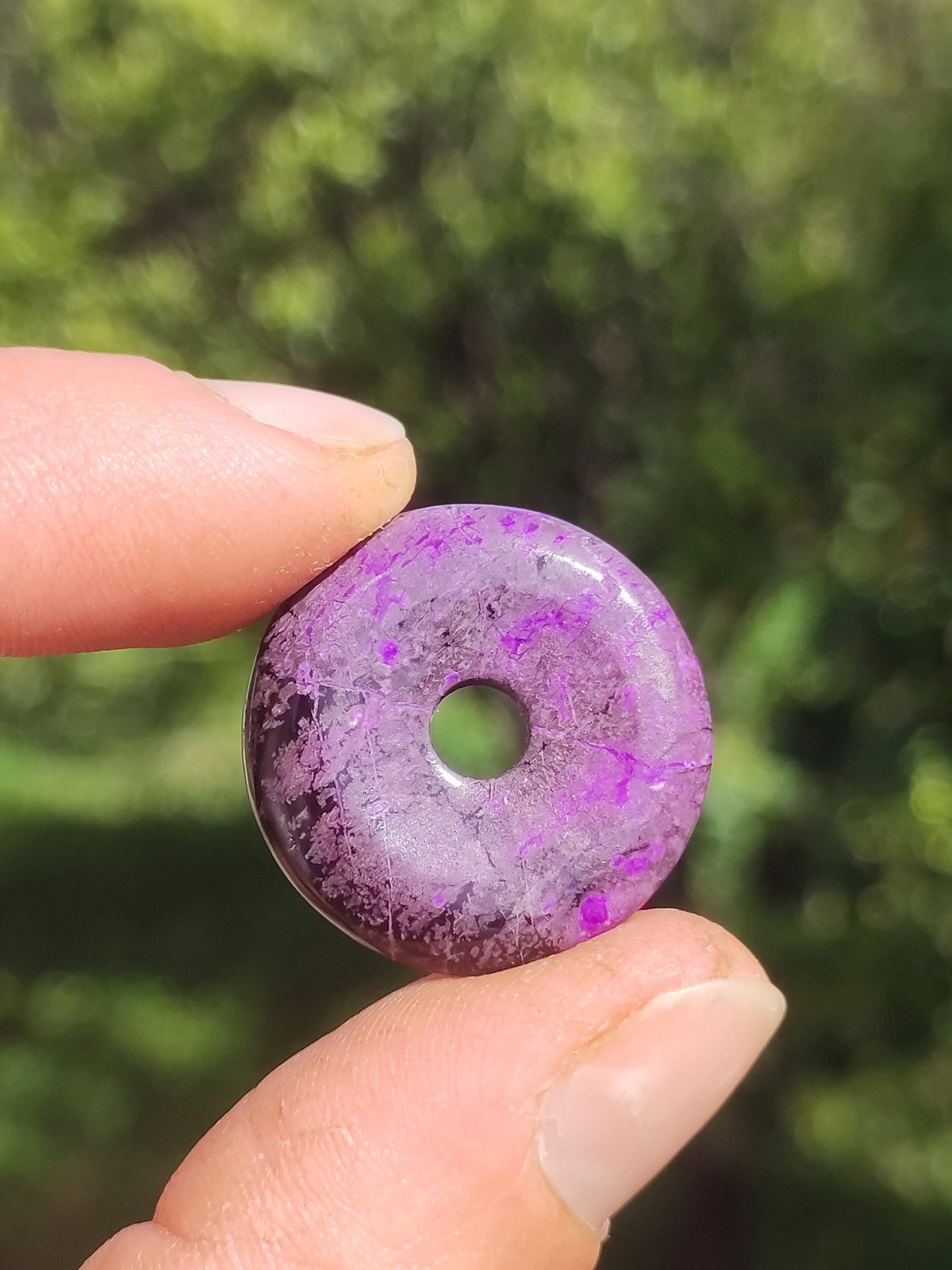 Sugilith Schutz Donut Edelstein Kristall Heilstein Rarität Selten Sammler Sugilit lila Anhänger rund Geschenk Mann Frau Er Sie Freund violet