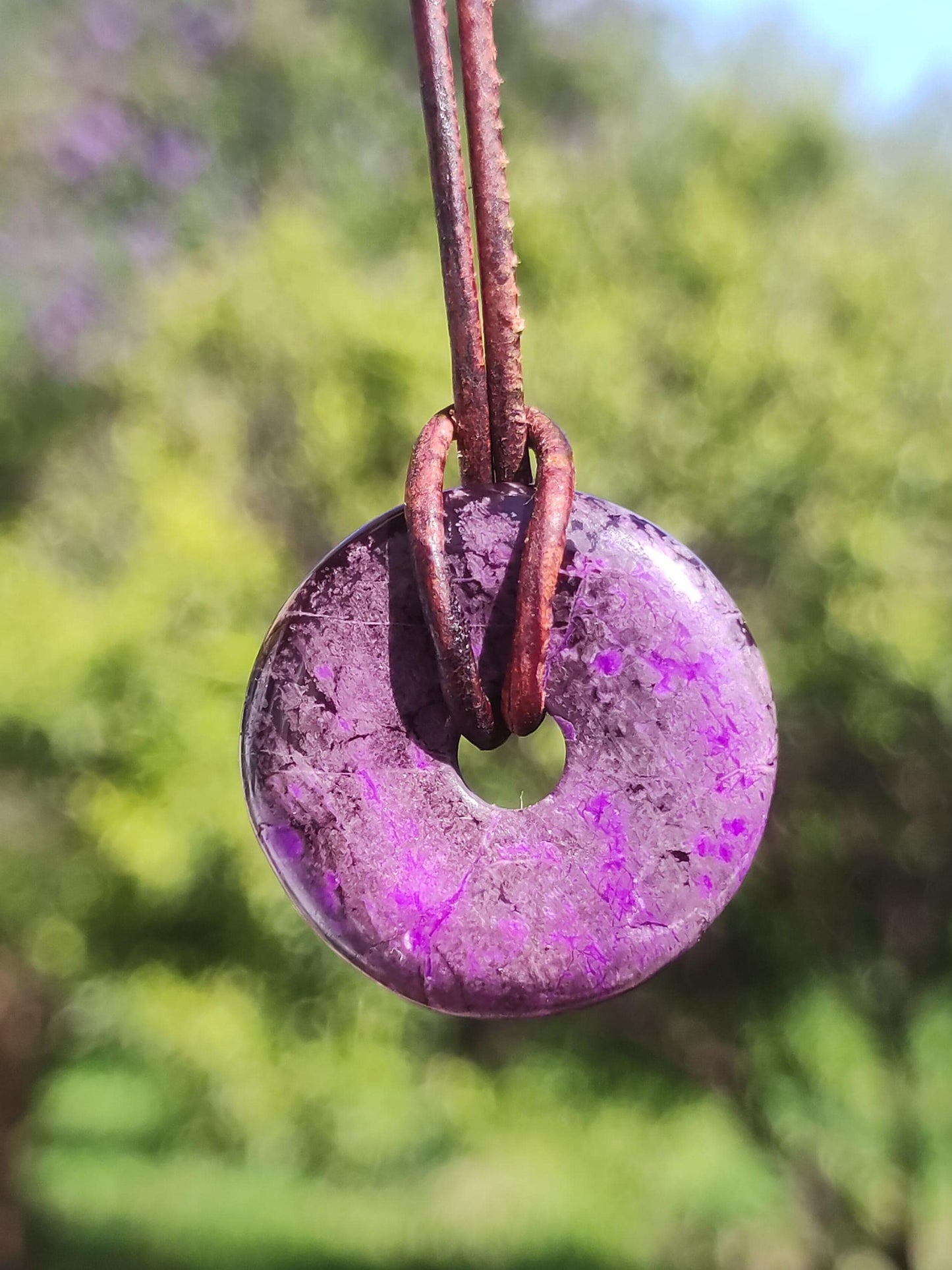 Sugilith Schutz Donut Edelstein Kristall Heilstein Rarität Selten Sammler Sugilit lila Anhänger rund Geschenk Mann Frau Er Sie Freund violet