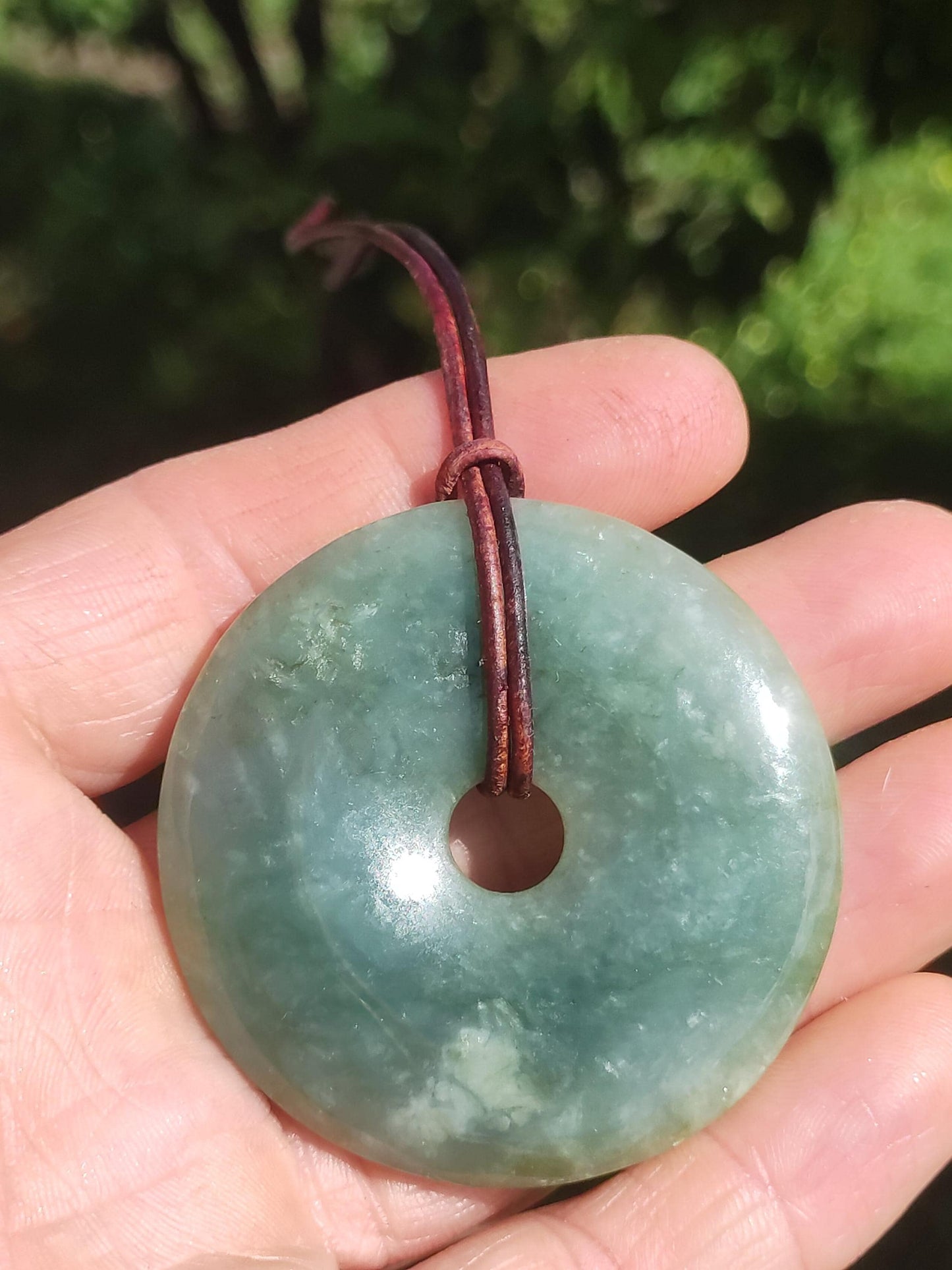 Collier unisexe en jade de Birmanie 50 mm *Rare*, pierre précieuse naturelle aux vertus curatives, symbole de pouvoir et d'énergie. Cristal rare, pendentif, nature, cadeau, vert.