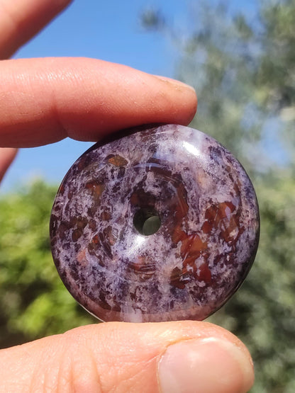 Sugilite, richterite, bustamite, pierre précieuse protectrice en forme de donut, cristal de guérison, objet de collection rare. Pendentif rond en sugilite rouge, bleue et violette, cadeau idéal.