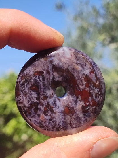 Sugilite, richterite, bustamite, pierre précieuse protectrice en forme de donut, cristal de guérison, objet de collection rare. Pendentif rond en sugilite rouge, bleue et violette, cadeau idéal.