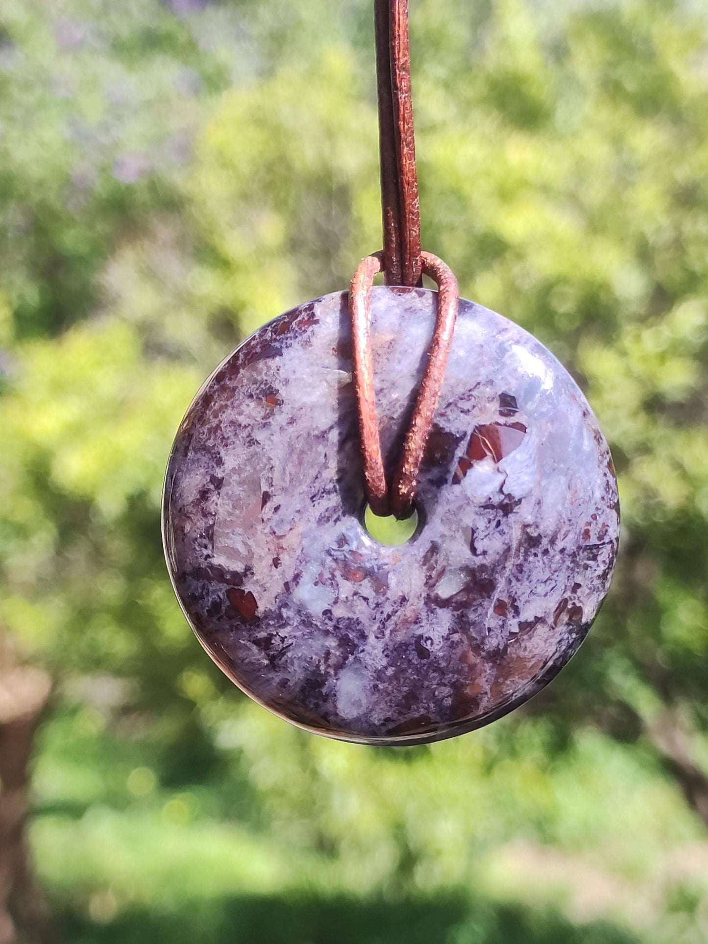 Sugilite, richterite, bustamite, pierre précieuse protectrice en forme de donut, cristal de guérison, objet de collection rare. Pendentif rond en sugilite rouge, bleue et violette, cadeau idéal.