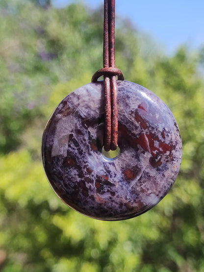 Sugilite, richterite, bustamite, pierre précieuse protectrice en forme de donut, cristal de guérison, objet de collection rare. Pendentif rond en sugilite rouge, bleue et violette, cadeau idéal.