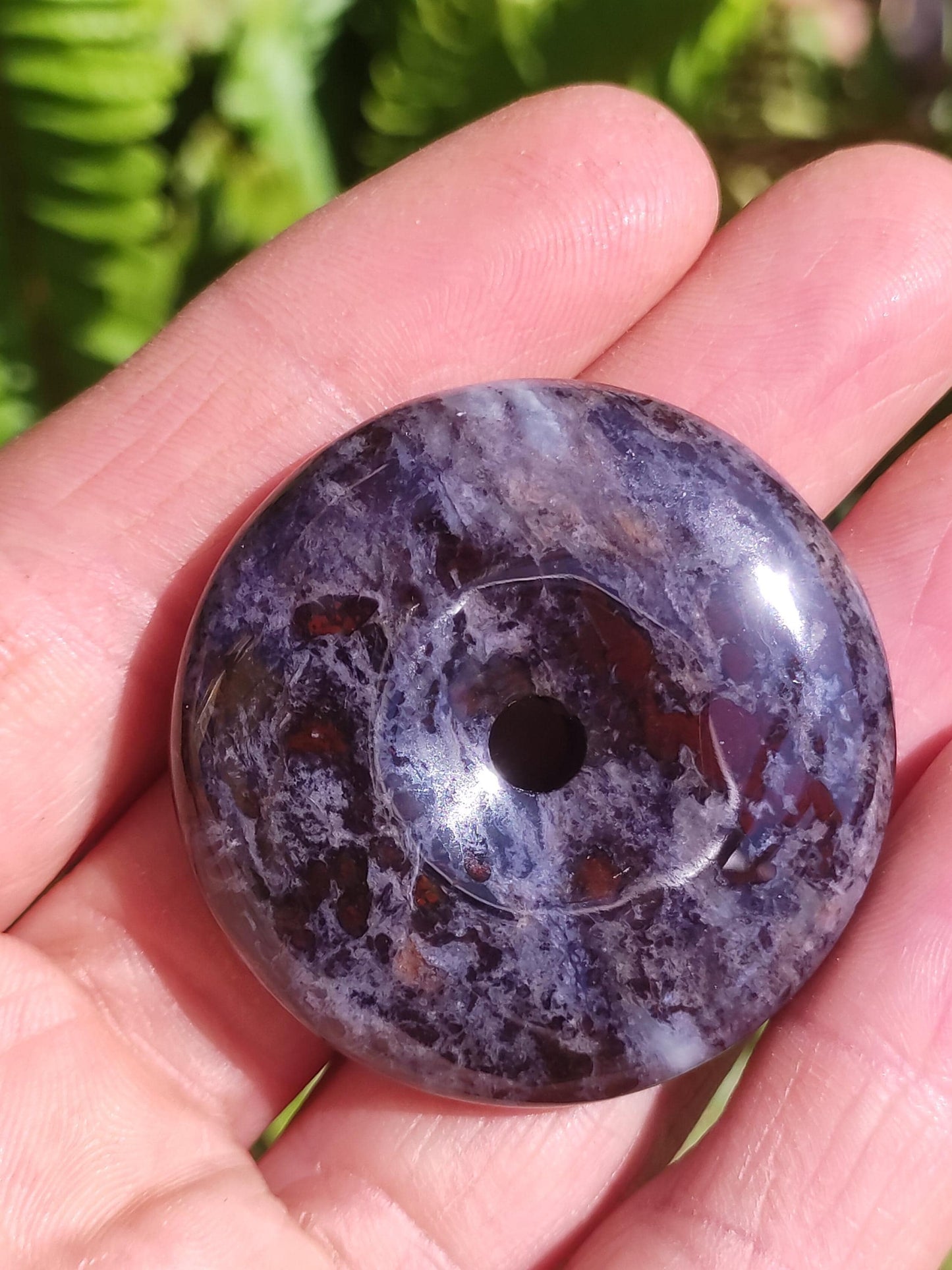 Sugilite, richterite, bustamite, pierre précieuse protectrice en forme de donut, cristal de guérison, objet de collection rare. Pendentif rond en sugilite rouge, bleue et violette, cadeau idéal.