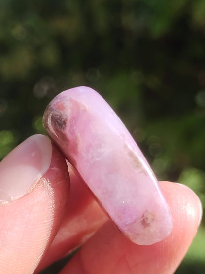 Sugilite - Pierre de guérison décorative de collection violette flatteur de main rareté méditation énergie pierre précieuse cristal investissement naturel unique
