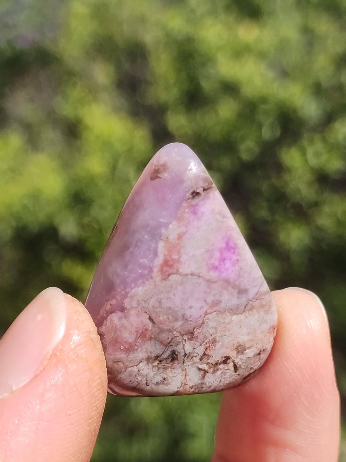 Sugilite - Pierre de guérison décorative de collection violette flatteur de main rareté méditation énergie pierre précieuse cristal investissement naturel unique