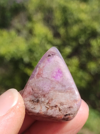 Sugilite - Pierre de guérison décorative de collection violette flatteur de main rareté méditation énergie pierre précieuse cristal investissement naturel unique
