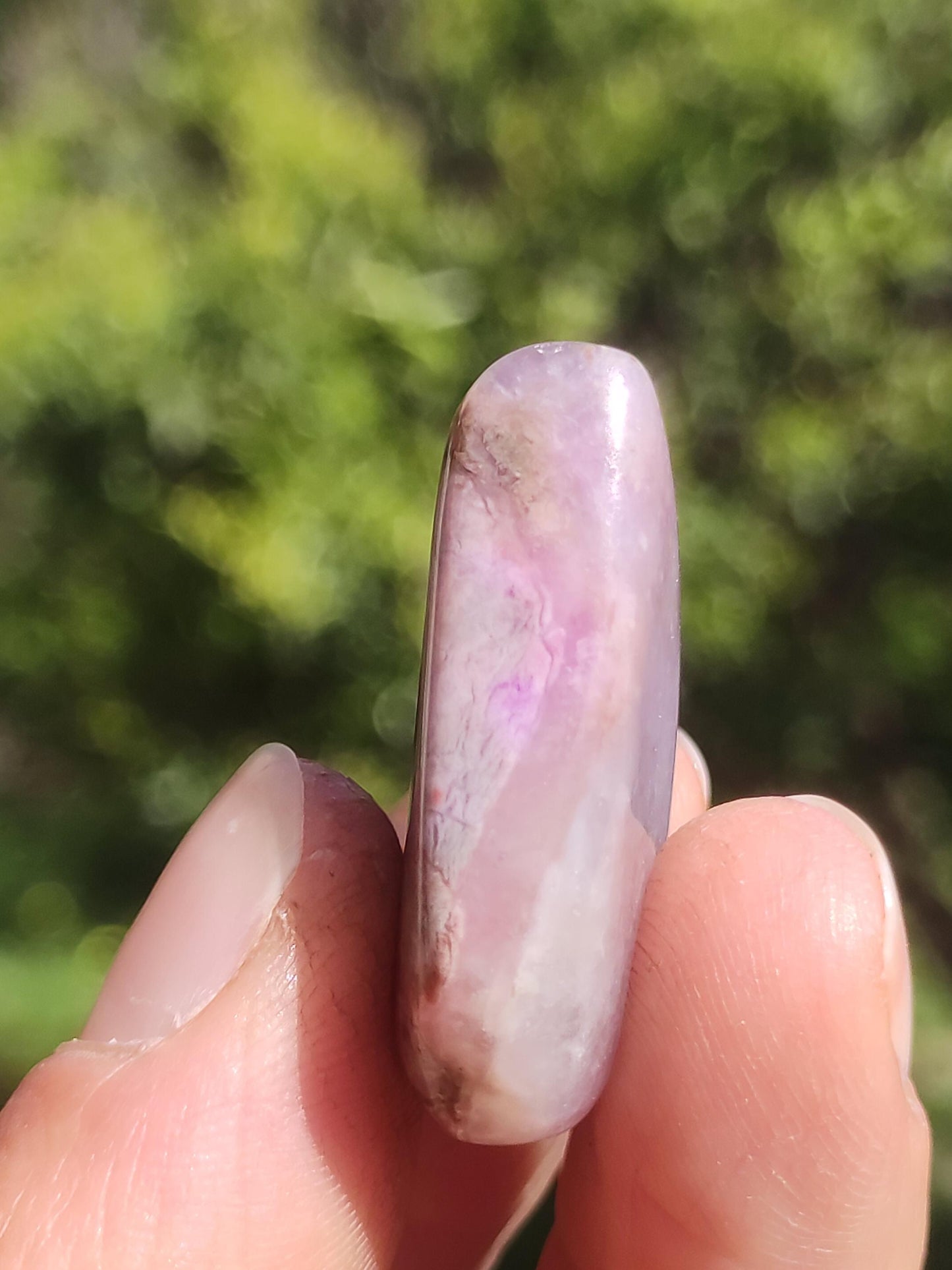 Sugilite - Pierre de guérison décorative de collection violette flatteur de main rareté méditation énergie pierre précieuse cristal investissement naturel unique