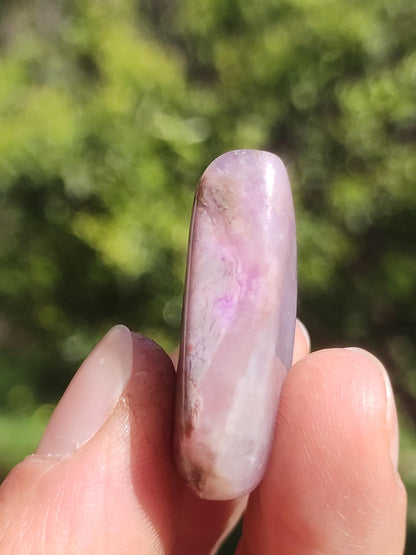 Sugilite - Pierre de guérison décorative de collection violette flatteur de main rareté méditation énergie pierre précieuse cristal investissement naturel unique