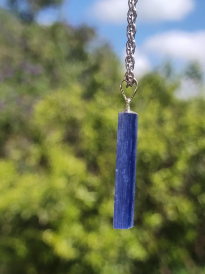 Cyanite / Disthene A Collier de pierres précieuses en argent 925 Pierre de guérison naturelle Cristal Bleu Rareté Pendentif Homme Femme He She Cadeau Magnifiquement élégant