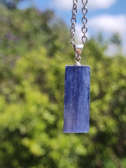 Cyanite / Disthene A Collier de pierres précieuses en argent 925 Pierre de guérison naturelle Cristal Bleu Rareté Pendentif Homme Femme He She Cadeau Magnifiquement élégant