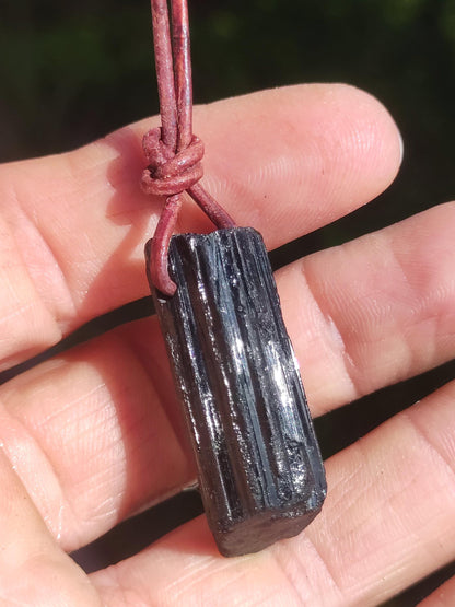 Tourmaline / Schörl brut et poli ~ Collier de pierres précieuses noir Hippie GoaPsy Boho Tibet Ethno Pierre de guérison naturelle pendentif de pouvoir homme frère cadeau