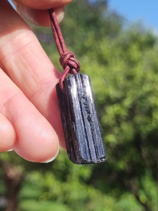 Turmalin / Schörl roh & geschliffen ~ Edelstein Kette schwarz Hippie GoaPsy Boho Tibet Ethno Natur Heilstein Kraft Anhänger Mann Bruder Gift