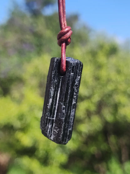 Tourmaline / Schörl brut et poli ~ Collier de pierres précieuses noir Hippie GoaPsy Boho Tibet Ethno Pierre de guérison naturelle pendentif de pouvoir homme frère cadeau