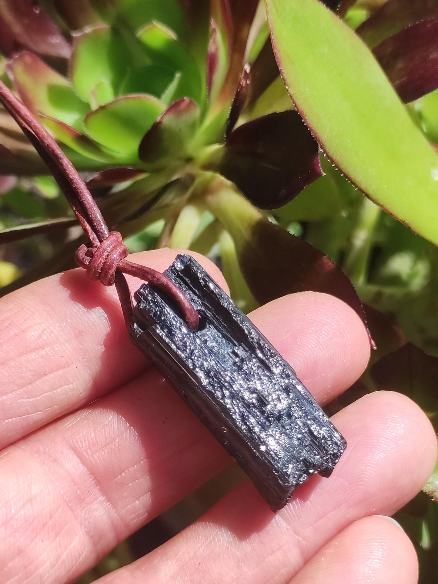 Tourmaline / Schörl brut et poli ~ Collier de pierres précieuses noir Hippie GoaPsy Boho Tibet Ethno Pierre de guérison naturelle pendentif de pouvoir homme frère cadeau