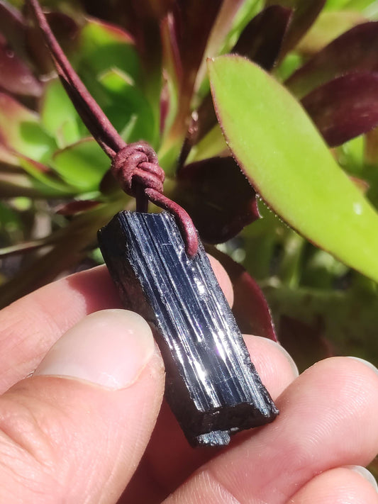 Turmalin / Schörl roh & geschliffen ~ Edelstein Kette schwarz Hippie GoaPsy Boho Tibet Ethno Natur Heilstein Kraft Anhänger Mann Bruder Gift