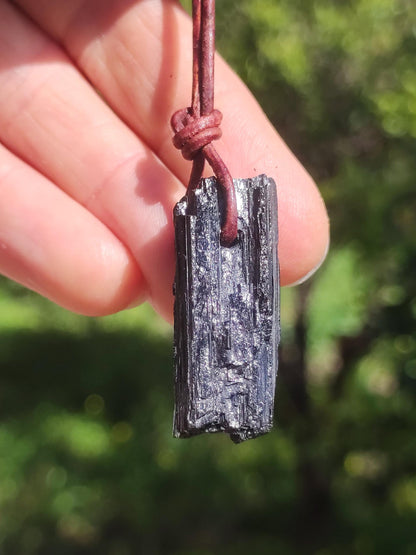 Tourmaline / Schörl brut et poli ~ Collier de pierres précieuses noir Hippie GoaPsy Boho Tibet Ethno Pierre de guérison naturelle pendentif de pouvoir homme frère cadeau