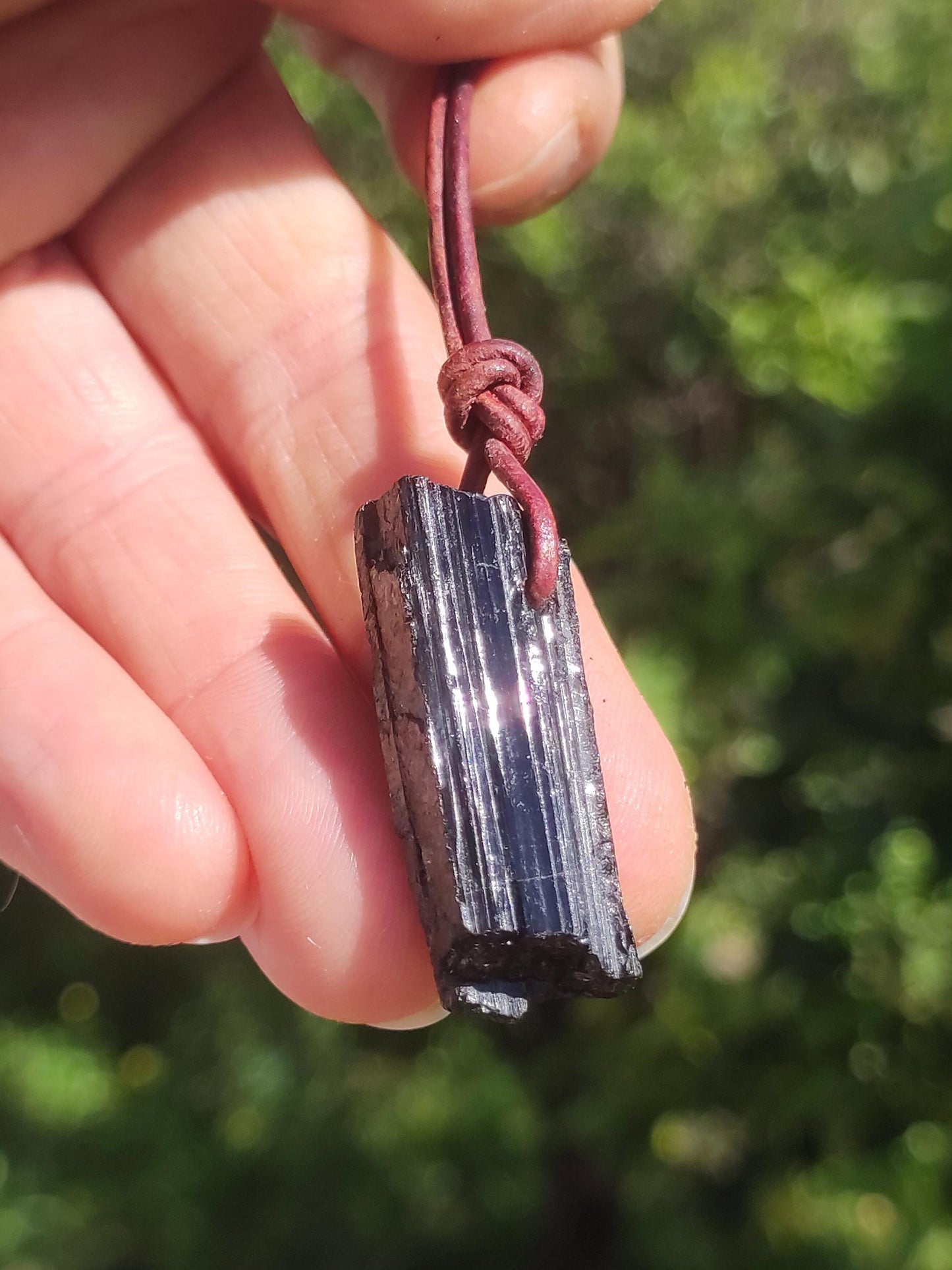 Tourmaline / Schörl brut et poli ~ Collier de pierres précieuses noir Hippie GoaPsy Boho Tibet Ethno Pierre de guérison naturelle pendentif de pouvoir homme frère cadeau