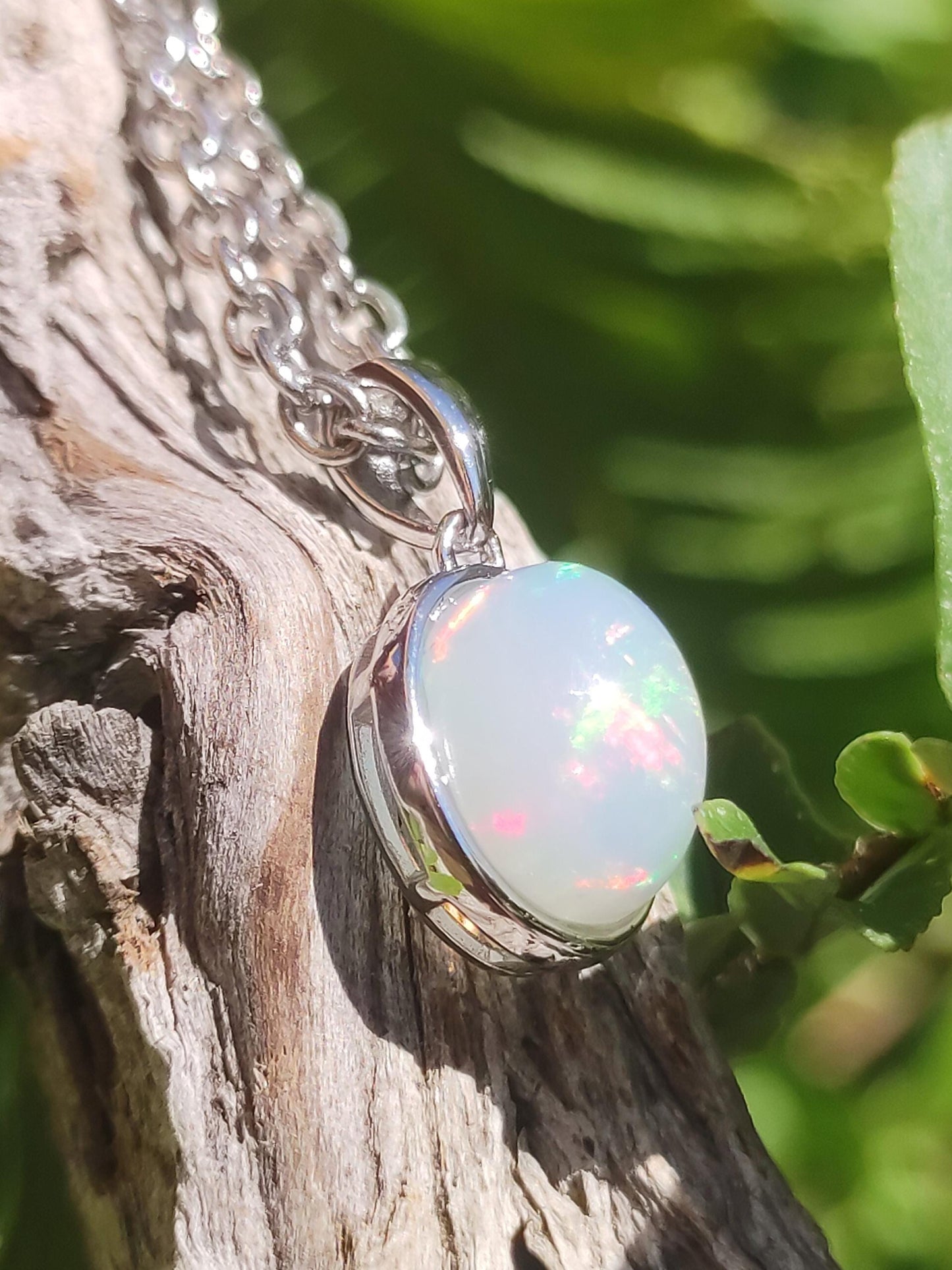 Collier en argent 925 et opale éthiopienne AAA - Pierre précieuse, colorée, rare et naturelle, aux vertus curatives, pendentif en cristal, pour homme, femme ou père. Idéal comme cadeau.