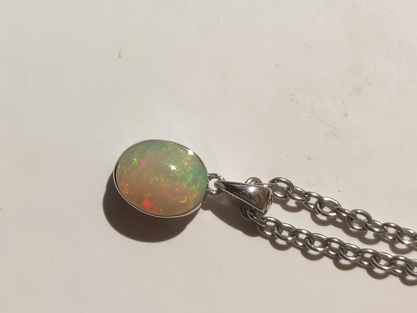 Collier en argent 925 et opale éthiopienne AAA - Pierre précieuse, colorée, rare et naturelle, aux vertus curatives, pendentif en cristal, pour homme, femme ou père. Idéal comme cadeau.