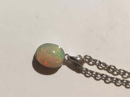 Collier en argent 925 et opale éthiopienne AAA - Pierre précieuse, colorée, rare et naturelle, aux vertus curatives, pendentif en cristal, pour homme, femme ou père. Idéal comme cadeau.