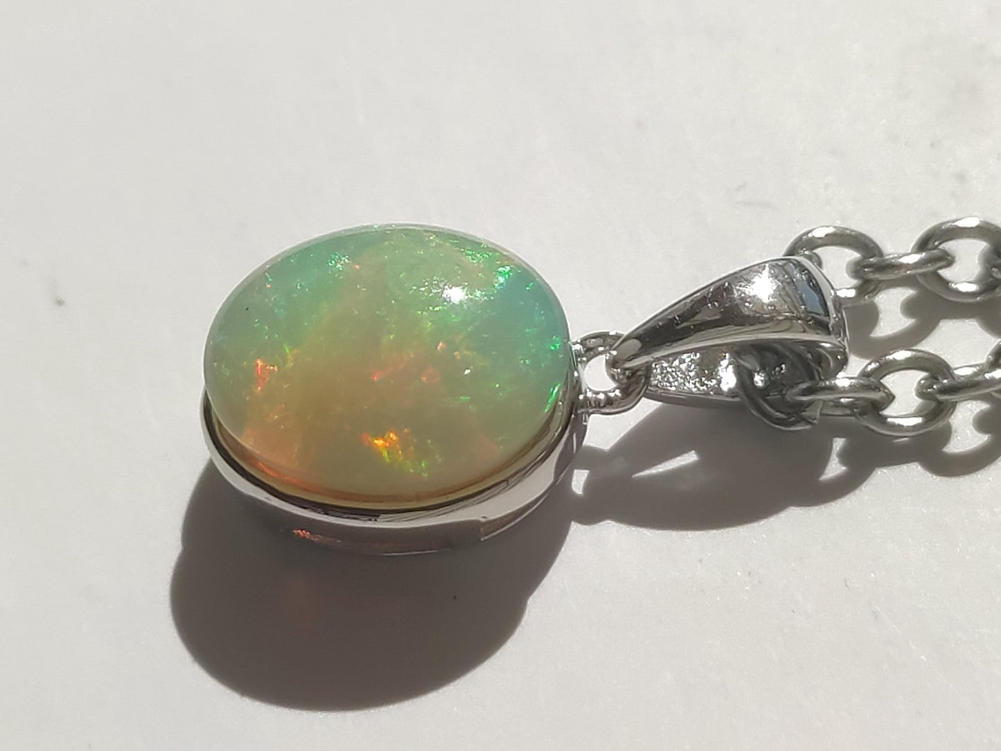 Collier en argent 925 et opale éthiopienne AAA - Pierre précieuse, colorée, rare et naturelle, aux vertus curatives, pendentif en cristal, pour homme, femme ou père. Idéal comme cadeau.