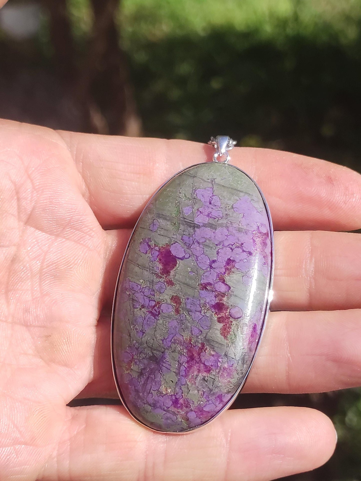 Collier XL en sugilite avec monture en argent 925, pierre précieuse lilas violet, pierre de guérison naturelle, rareté énergétique, homme/femme, cadeau élégant