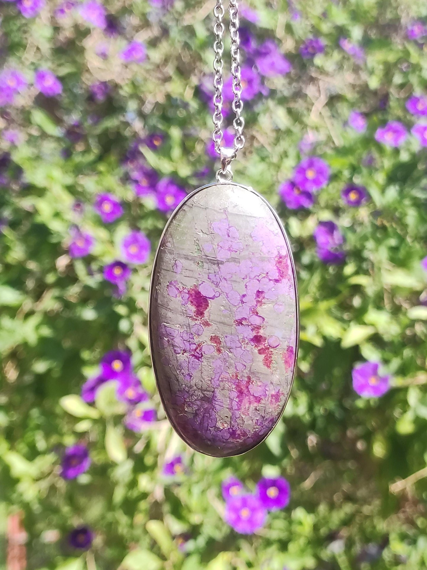 Collier XL en sugilite avec monture en argent 925, pierre précieuse lilas violet, pierre de guérison naturelle, rareté énergétique, homme/femme, cadeau élégant