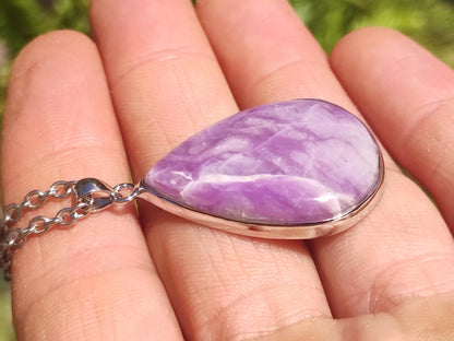 Sugilite / Sugilite avec monture en argent 925 collier de pierres précieuses violettes pierre de guérison naturelle énergie rareté homme femme lui son cadeau noble de haute qualité